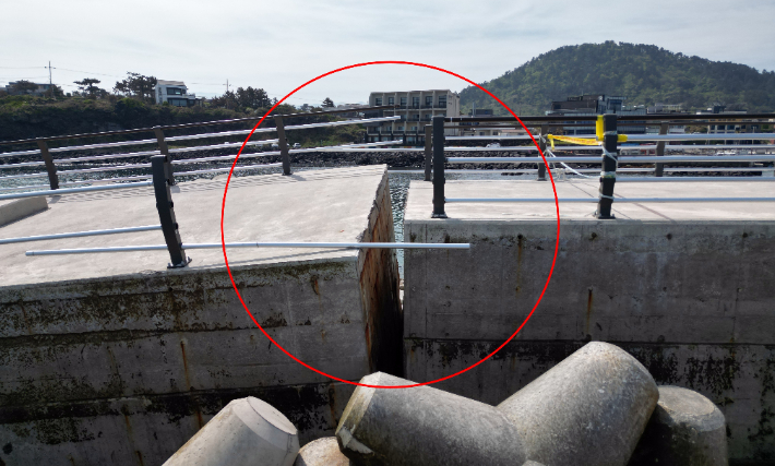 부실공사로 뒤틀린 방파제. 제주지방해양경찰청 제공