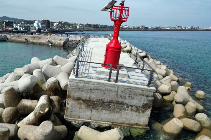 테트라포드가 무너져내리며 한쪽으로 기운 방파제. 제주지방해양경찰청 제공