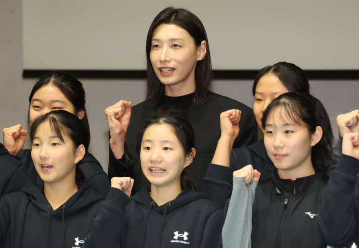 2025 세계도핑방지기구(WADA) 총회 부대행사, WADA-KADA 선수위원 부산스포츠 꿈나무 교류 행사가 열린 2일 총회 홍보대사 김연경이 부산 동구 경남여중을 방문해 학생 선수들과 도핑 방지 교육 프로그램을 진행하고 난 뒤 기념 촬영을 하고 있다. 연합뉴스 