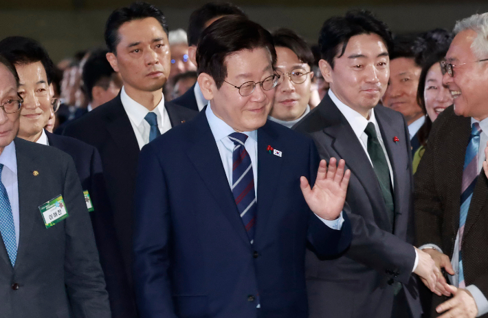 이재명 대통령이 2일 경기 고양시 킨텍스에서 열린 제22기 민주평화통일자문회의 출범회의에 입장하고 있다. 연합뉴스