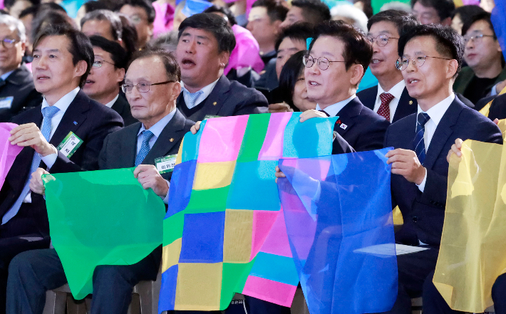 이재명 대통령이 2일 경기 고양시 킨텍스에서 열린 제22기 민주평화통일자문회의 출범회의에서 이해찬 수석부의장 등 참석자들과 '함께하는 다짐, 함께 부르는 평화' 대합창을 하고 있다. 연합뉴스