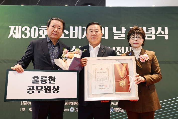 이승우 부산시의원도 '400만 소비자가 뽑은 훌륭한 공무원상'에 지방의원으로는 최초 선정됐다. 부산시의회 제공 