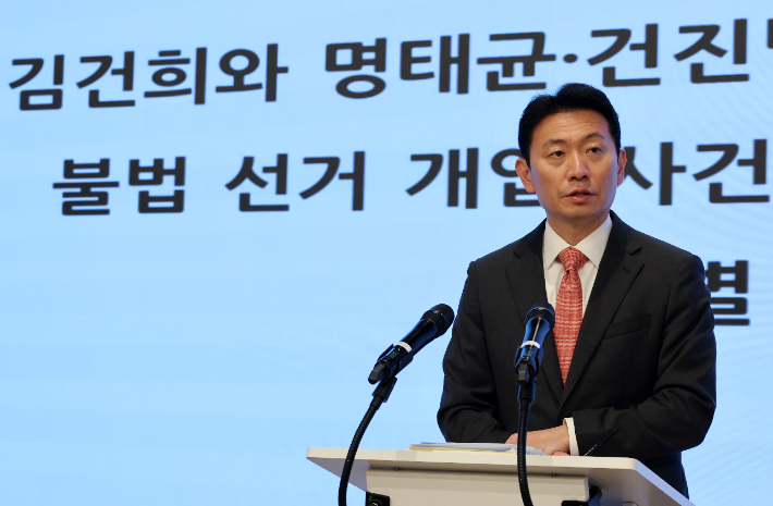 김건희 여사와 관련 의혹을 수사 중인 민중기 특별검사팀의 박상진 특검보가 27일 서울 종로구 특검 사무실에서 양평군 공무원 사망 감찰 결과를 발표하고 있다. 연합뉴스