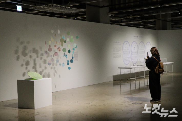 유리공예 특별전에 방문한 관람객이 작품을 감상하고 있다. 임성민 기자