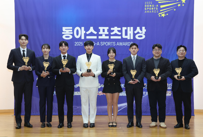 2일 서울 성북구 고려대 백주년기념삼성관에서 열린 2025 동아스포츠대상 시상식에서 수상자들이 기념 촬영하고 있다. 왼쪽부터 남자 프로농구 안영준, 여자 프로농구 김단비, 남자 프로골퍼 옥태훈, 프로야구 송성문, 여자 프로골퍼 유현조, 프로축구 이동경, 남자 프로배구 허수봉(대리 수상), 여자 프로배구 김연경(대리 수상). 스포츠동아 
