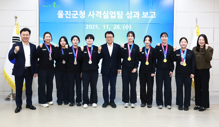 손병복 울진군수가 사격선수단과 지도자를 축하 및 격려하고 있다. 울진군 제공