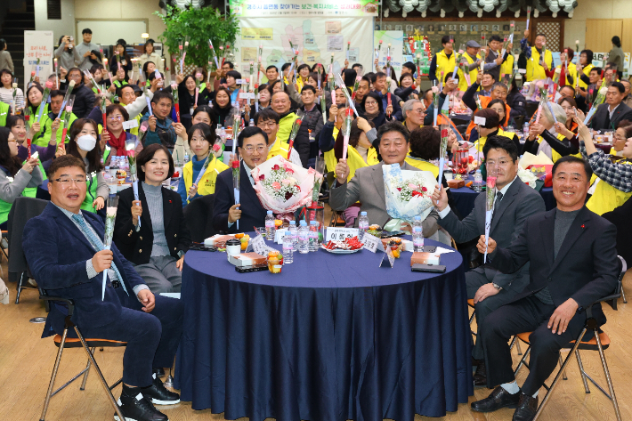 주낙영 경주시장과 이동협 경주시의회 의장이 '제8회 읍면동 찾아가는 보건복지서비스 성과대회'에 참석해 기념촬영을 하고 있다. 경주시 제공