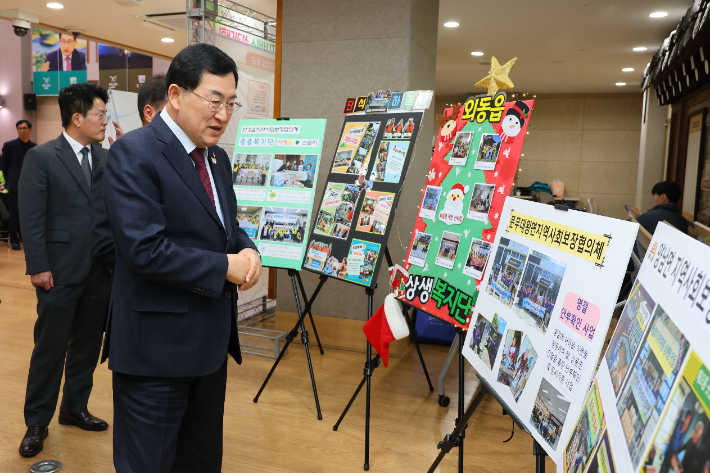 주낙영 경주시장이 '읍면동 찾아가는 보건복지서비스 성과대회' 현장에서 읍면동 협의체 활동사진전을 둘러보고 있다. 경주시 제공