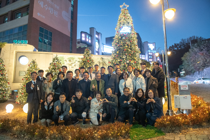 성탄트리 점등식 후 기념촬영하는 예수병원 관계자들. 예수병원 제공