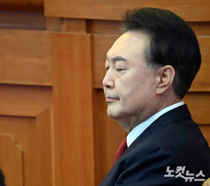 윤석열 대통령이 13일 서울 종로구 헌법재판소에서 열린 윤석열 대통령 탄핵심판 8차 변론에 출석해 변론을 기다리고 있다. 사진공동취재단