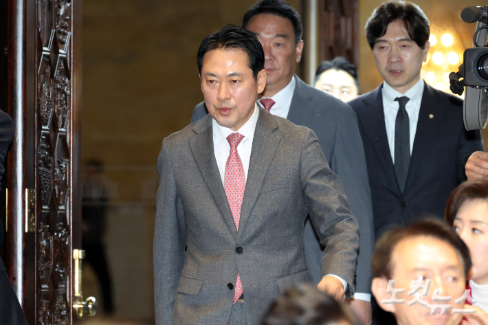 국민의힘 장동혁 대표가 2일 서울 여의도 국회에서 열린 의원총회에 참석하고 있다. 윤창원 기자