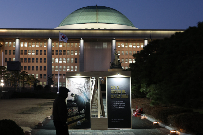 '비상계엄 사태 1년'을 하루 앞둔 2일 서울 여의도 국회에서 "12·3 국회의 밤, 2시간 30분"이라는 주제로 사진전이 열리고 있다. 연합뉴스