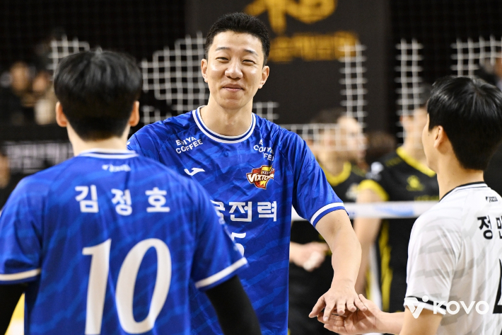 한국전력 신영석이 2일 KB손해보험과 원정에서 득점한 뒤 동료들과 하이파이브하고 있다. 한국배구연맹 