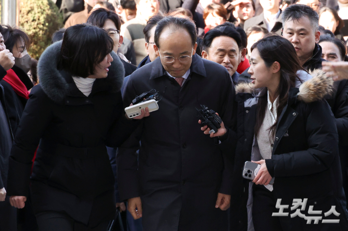 국회의 12·3 비상계엄 해제 의결 방해 의혹을 받는 추경호 전 국민의힘 원내대표가 2일 서울 서초구 서울중앙지방법원에서 열린 영장실질심사에 출석하고 있다. 류영주 기자