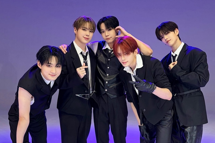 지난 1일 저녁 6시 새 싱글 '로스트 앤 파운드'를 발매한 그룹 베리베리. 베리베리 공식 트위터