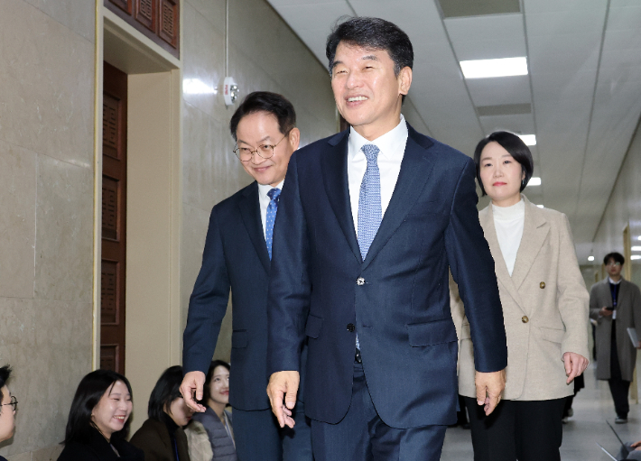 더불어민주당 문진석 원내운영수석부대표가 2일 운영위원장실로 향하고 있다. 연합뉴스