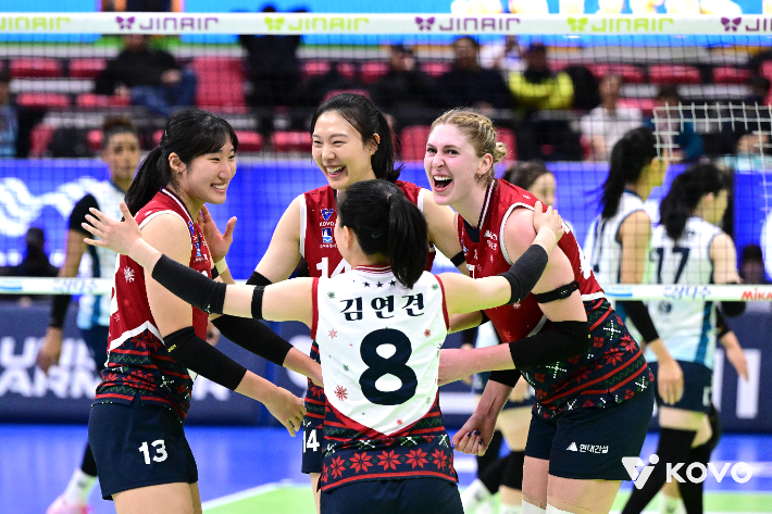 현대건설 선수들이 2일 GS칼텍스와 홈 경기에서 득점한 뒤 기뻐하고 있다. KOVO 