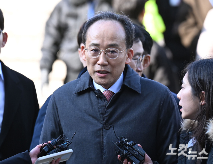 국회의 12·3 비상계엄 해제 의결 방해 의혹을 받는 추경호 전 국민의힘 원내대표가 2일 서울 서초구 서울중앙지방법원에서 열린 영장실질심사에 출석하고 있다. 류영주 기자