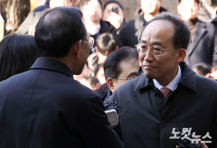 국회의 12·3 비상계엄 해제 의결 방해 의혹을 받는 추경호 전 국민의힘 원내대표가 2일 서울 서초구 서울중앙지방법원에서 열린 영장실질심사에 출석하고 있다. 류영주 기자