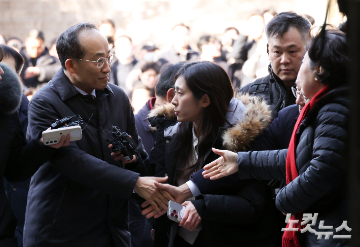 국회의 12·3 비상계엄 해제 의결 방해 의혹을 받는 추경호 전 국민의힘 원내대표가 2일 서울 서초구 서울중앙지방법원에서 열린 영장실질심사에 출석하고 있다. 류영주 기자