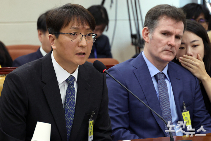 2일 서울 여의도 국회에서 열린 과학기술정보방송통신위원회 전체회의 '쿠팡 침해사고' 관련 현안질의에 박대준 쿠팡 대표이사가 출석해 의원 질의에 답변을 하고 있다. (오른쪽 브랫 매티스 쿠팡 최고정보보안책임자(CISO)). 윤창원 기자