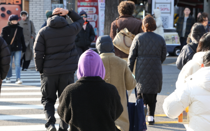 2일 서울 경복궁 부근에서 시민들이 이동하고 있다. 연합뉴스