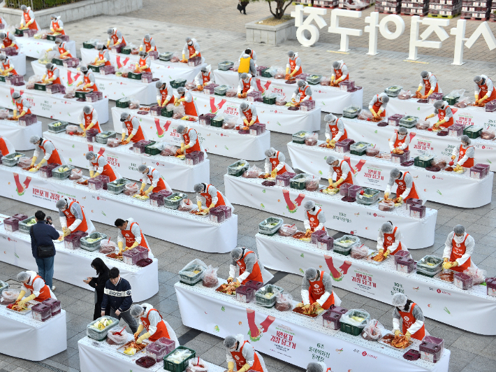 부사 지역 롯데그룹 계열사가 '1만포기 김장 담그기' 행사를 진행한다. 롯데지주 제공