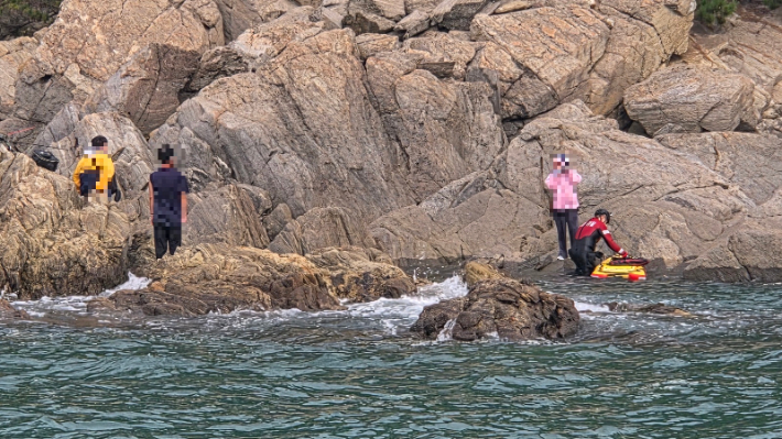 지난 10월 5일 꾸지나무골에 고립된 낚시객 구조하는 모습. 태안해경 제공
