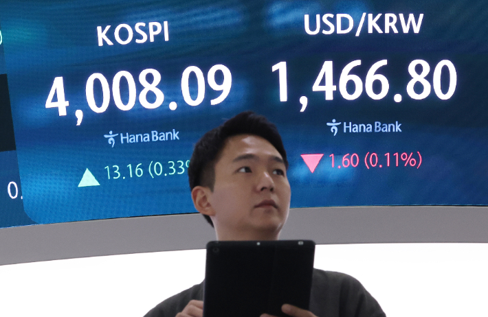 3일 서울 중구 하나은행 딜링룸 현황판에 코스피 지수 등이 표시되고 있다. 연합뉴스