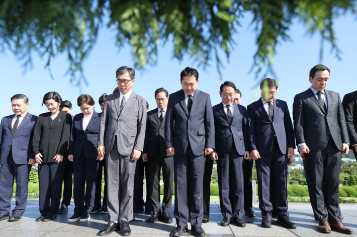 국민의힘 장동혁 대표(중앙)가 부산을 찾아 부산 국회의원들과 UN 묘지 참배하고 있는 모습. 왼쪽부터  백종헌 의원, 김희정 의원, 박수영 의원, 김도읍 의원, 김대식 의원 등 부산 국회의원들. 국민의힘 제공