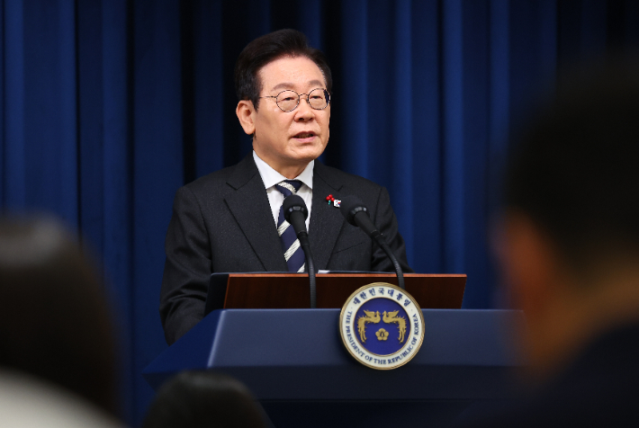 이재명 대통령이 12·3 비상계엄 사태 1주년인 3일 용산 대통령실에서 '빛의 혁명 1주년 대국민 특별성명'을 발표하고 있다. 연합뉴스