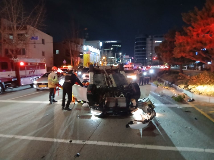 전복된 차량. 전북소방본부 제공