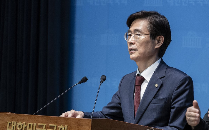 국민의힘 최다선 의원인 조경태 의원이 12.3 비상계엄 1년이 되는 3일 오후 광주를 찾아 관련 사과 발언을 내놓을 예정이다. 연합뉴스