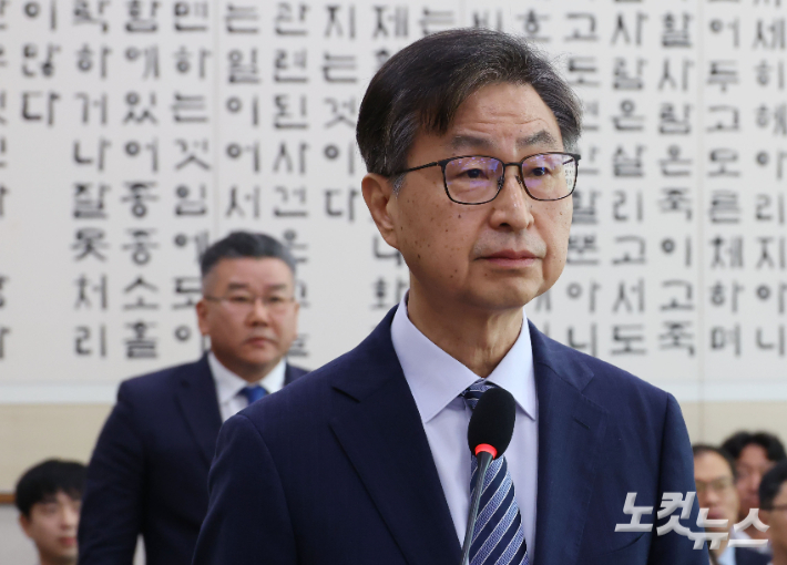 최재해 전 감사원장과 유병호 감사위원. 황진환 기자