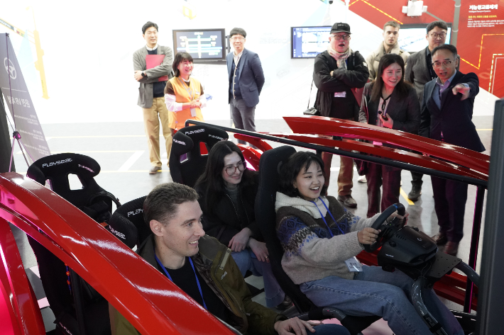 외신기자단 자율주행차 시승. 강릉시 제공