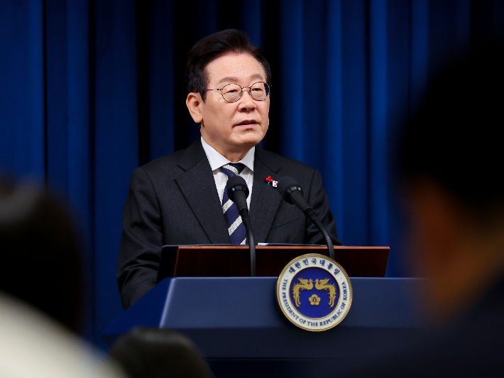 이재명 대통령이 12·3 비상계엄 사태 1주년인 3일 용산 대통령실에서 '빛의 혁명 1주년 대국민 특별성명'을 발표하고 있다. 연합뉴스