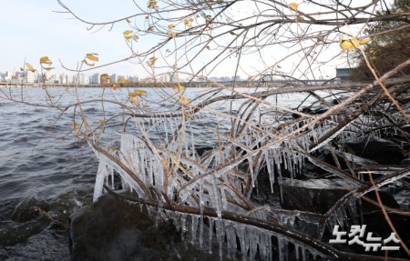 강추위에 생긴 한강 고드름