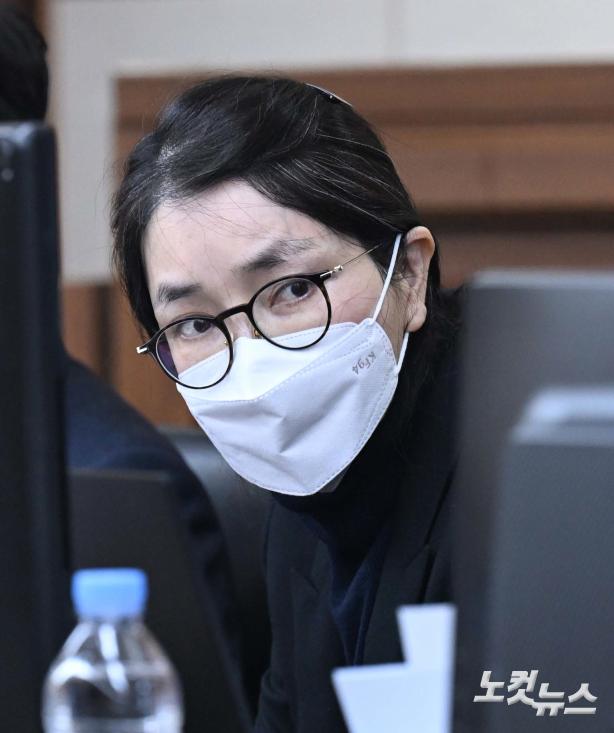 방청석 바라보는 김건희