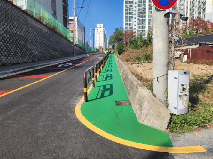 인도 확보 등 안전시설 정비가 이뤄진 어린이 보호구역. 원주시 제공 