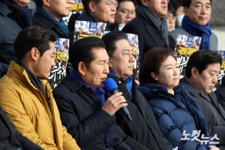 더불어민주당 정청래 대표가 3일 서울 여의도 국회 본청 앞 계단에서 열린 12.3 내란 저지 1년 현장 최고위원회의에서 발언을 하고 있다.