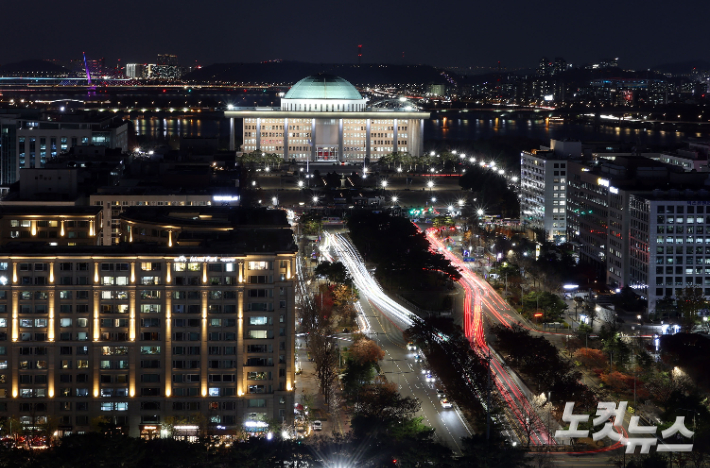 여의도 고층빌딩에서 바라본 국회의사당 야경. 황진환 기자