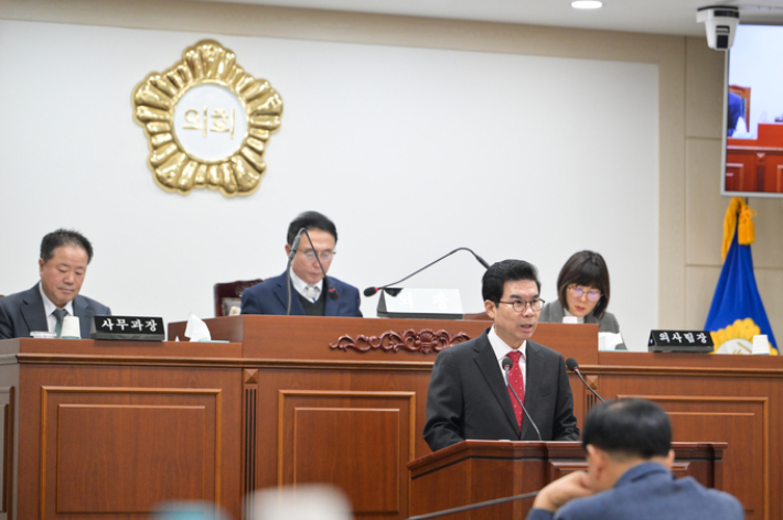 군의회에서 내년 예산안을 설명하는 김광열 영덕군수. 영덕군 제공