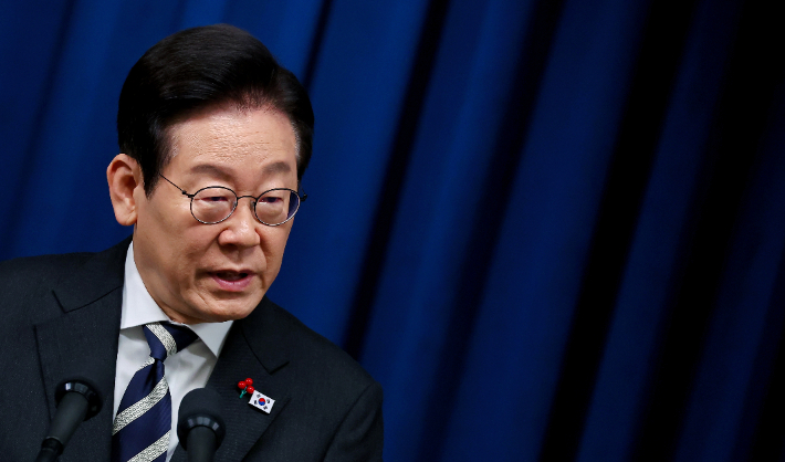 취재진 질문에 답하는 이재명 대통령. 연합뉴스