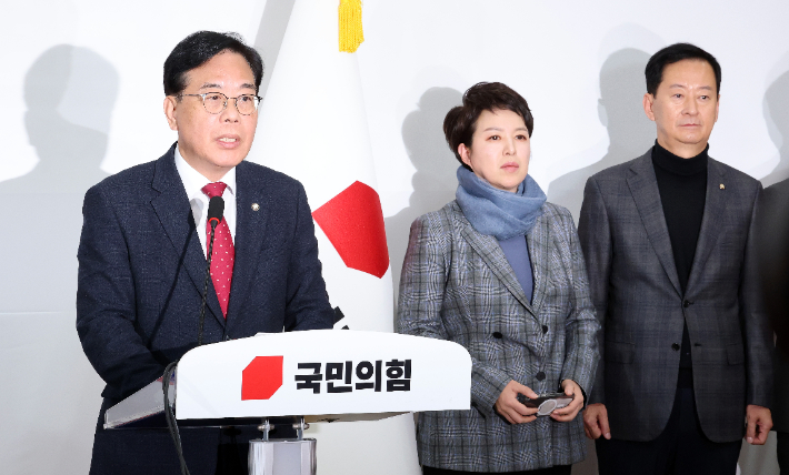 국민의힘 송언석 원내대표가 3일 서울 여의도 국회에서 기자회견을 열고 지난 12·3 비상계엄 사태를 막지 못한 책임에 대해 107명 의원을 대표해 사과하고 있다. 연합뉴스