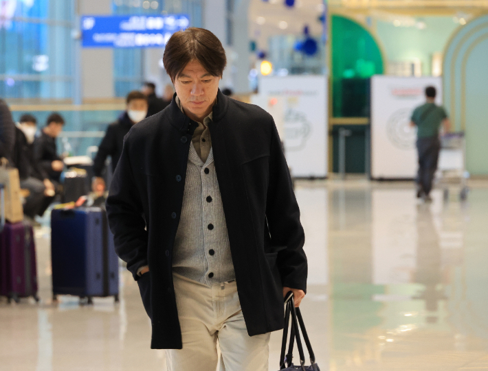 조 추첨위해 출국하는 홍명보 축구대표팀 감독. 연합뉴스