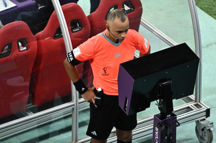 지난 2022년 12월 10일(현지시간) 도하 알바이트스타디움에서 열린 2022카타르월드컵 잉글랜드와 프랑스의 8강전에서 브라질 출신 삼파이우 주심이 VAR 모니터를 보며 프랑스의 반칙 여부를 확인하고 있다. 연합뉴스