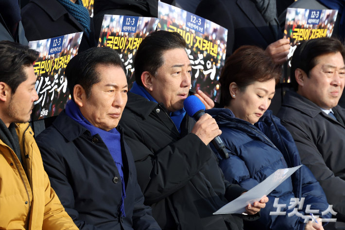 더불어민주당 김병기 원내대표가 3일 서울 여의도 국회 본청 앞 계단에서 열린 12.3 내란 저지 1년 현장 최고위원회의에서 발언을 하고 있다. 윤창원 기자