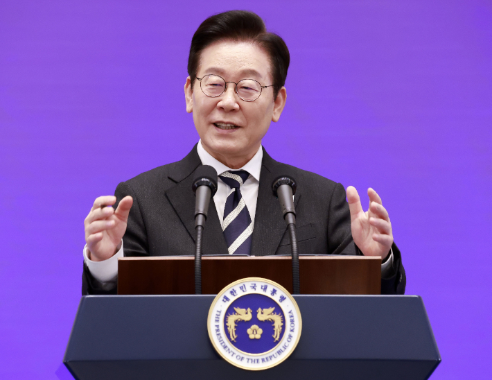 이재명 대통령이 3일 청와대 영빈관에서 열린 '새롭게 선 민주주의, 그 1년' 외신 기자회견에서 취재진 질문에 답하고 있다. 연합뉴스