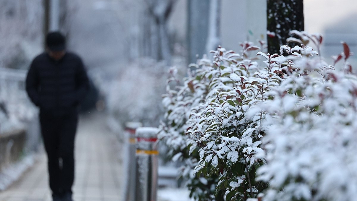 눈이 내린 지난 3월 18일 오전 광주 북구 오치동 한 거리에서 시민이 걷고 있다. 연합뉴스