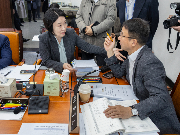 대화하는 한병도 예결위원장과 민주당 이소영 간사. 연합뉴스